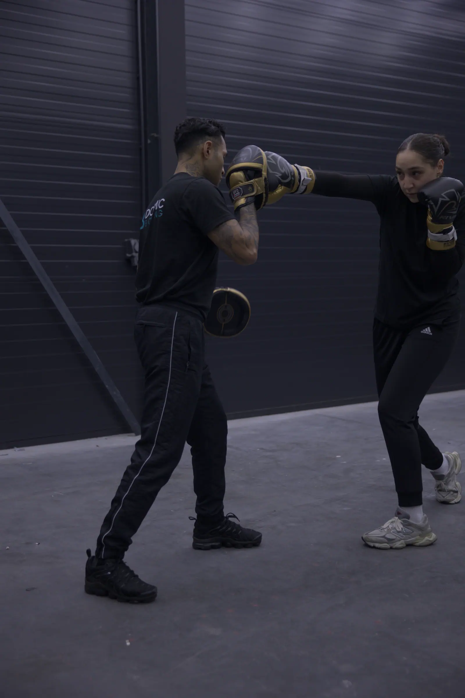 Padwerk tijdens een training bij Dozmic Boxing