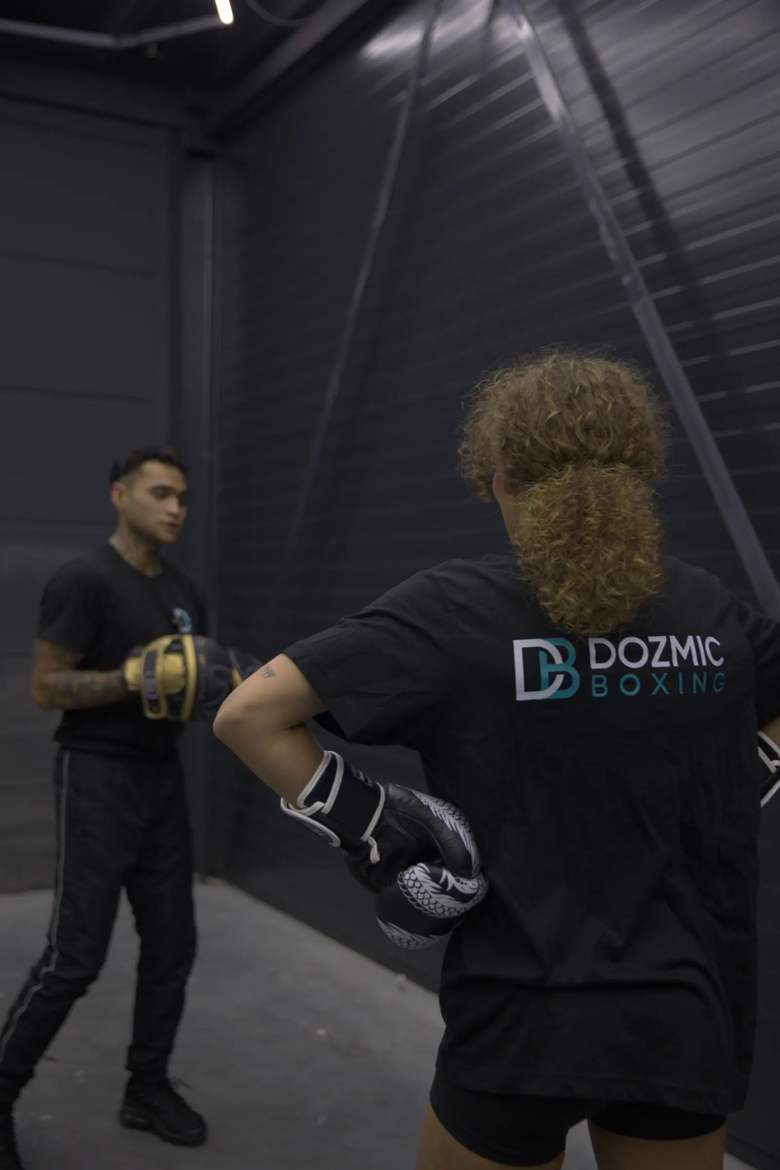 Twee boksers trainen met focushandschoenen in de zaal van Dozmic Boxing