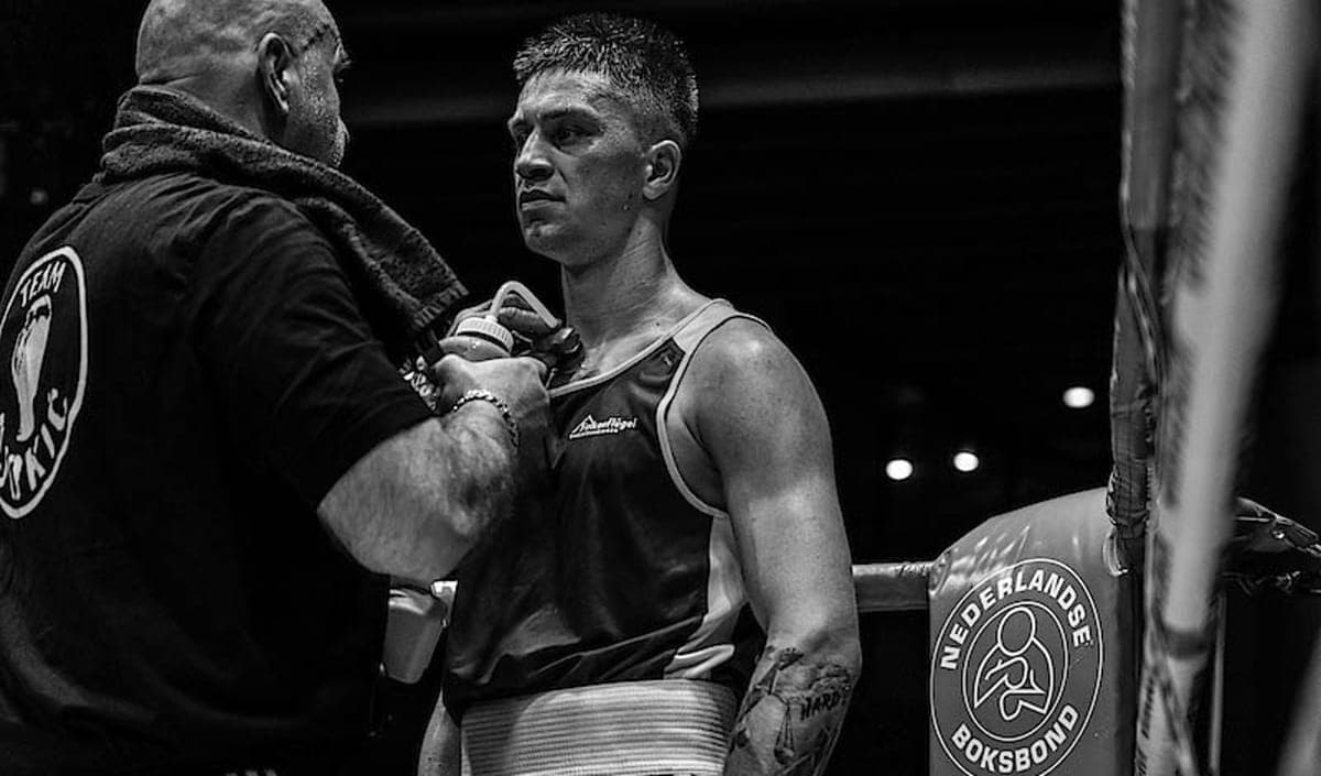 Wouter krijgt aanwijzingen van zijn coach in de hoek van de boksring